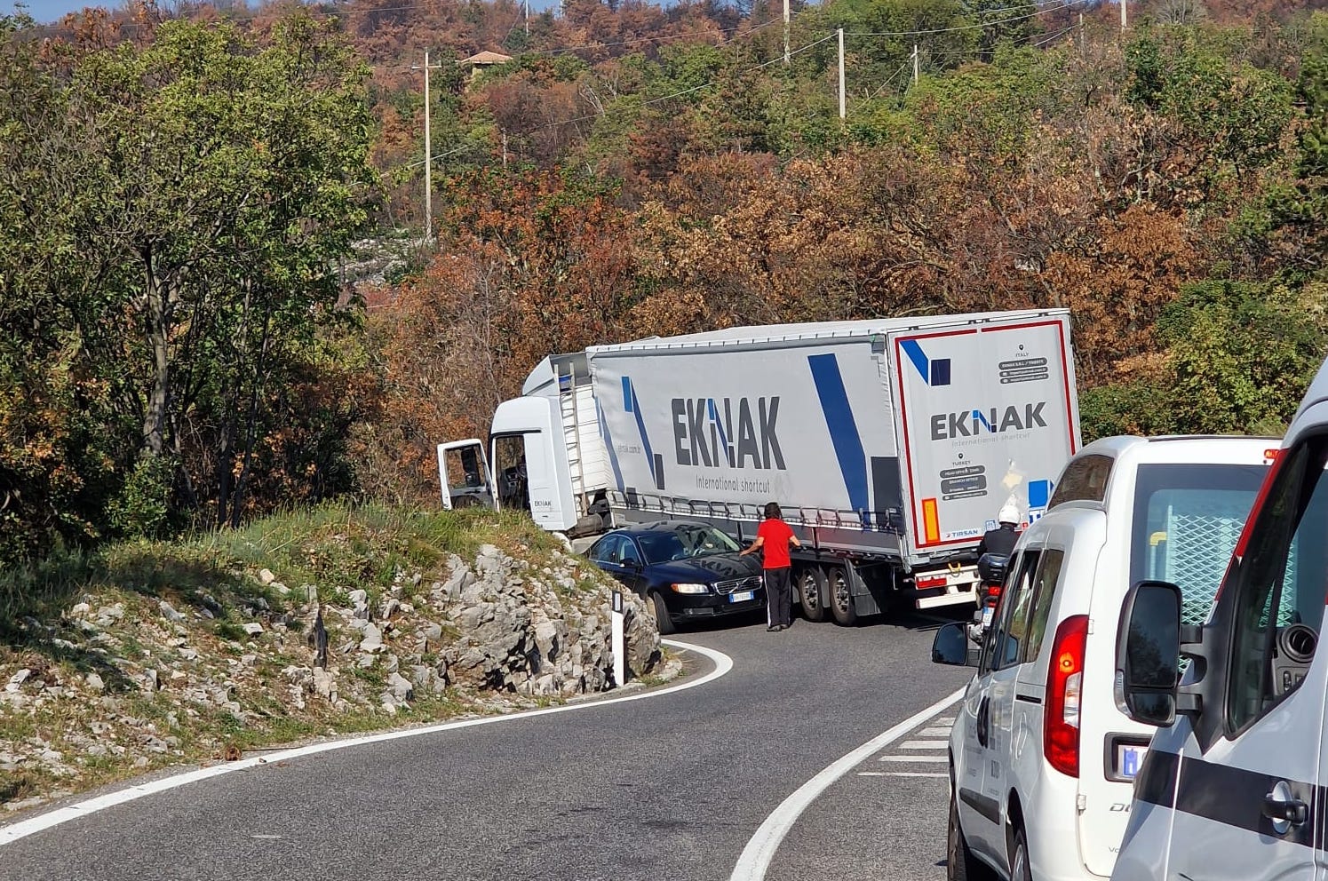 Tir e auto incastrati sui tornanti, coda sulla strada di Sablici